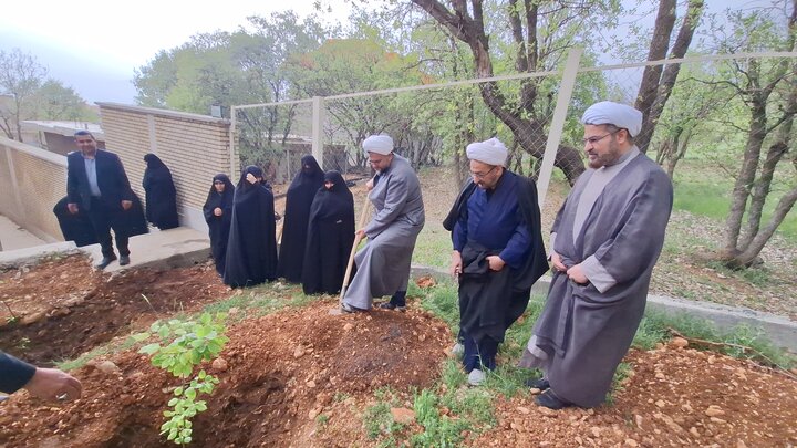 تصاویر| ادای احترام به رهبر شهید در یاسوج؛ غرس نهال توسط حجت‌الاسلام والمسلمین علیزاده در بدو ورود به کهگیلویه و بویراحمد