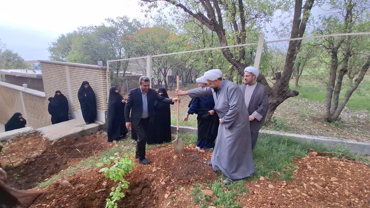 تصاویر| ادای احترام به رهبر شهید در یاسوج؛ غرس نهال توسط حجت‌الاسلام والمسلمین علیزاده در بدو ورود به کهگیلویه و بویراحمد
