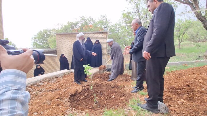 تصاویر| ادای احترام به رهبر شهید در یاسوج؛ غرس نهال توسط حجت‌الاسلام والمسلمین علیزاده در بدو ورود به کهگیلویه و بویراحمد