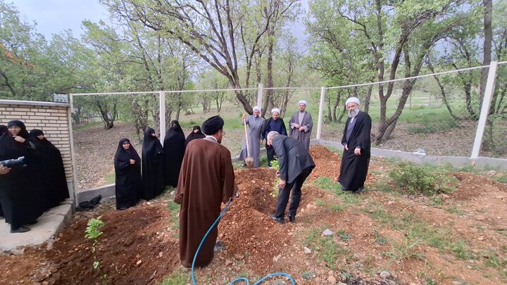 تصاویر| ادای احترام به رهبر شهید در یاسوج؛ غرس نهال توسط حجت‌الاسلام والمسلمین علیزاده در بدو ورود به کهگیلویه و بویراحمد