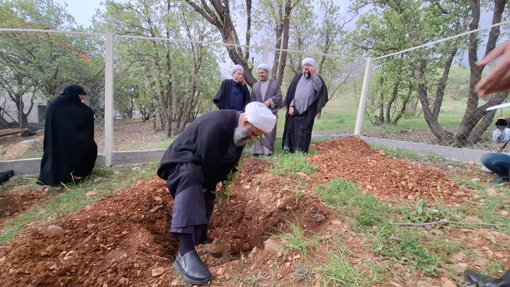 تصاویر| ادای احترام به رهبر شهید در یاسوج؛ غرس نهال توسط حجت‌الاسلام والمسلمین علیزاده در بدو ورود به کهگیلویه و بویراحمد
