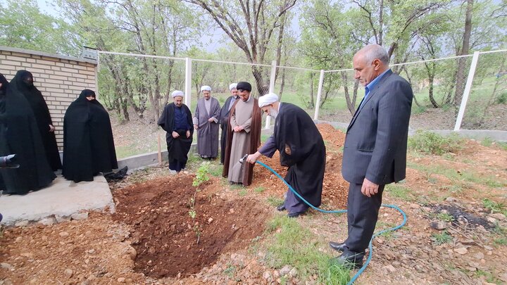 تصاویر| ادای احترام به رهبر شهید در یاسوج؛ غرس نهال توسط حجت‌الاسلام والمسلمین علیزاده در بدو ورود به کهگیلویه و بویراحمد