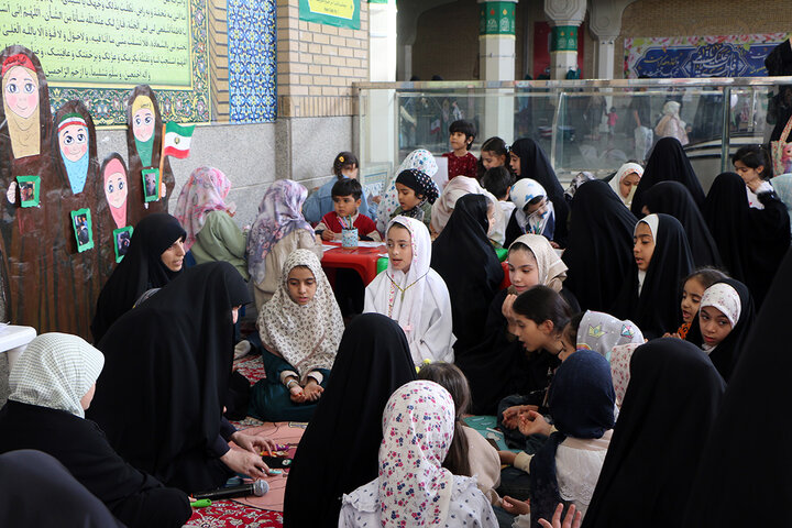 اجرای برنامه‌های جذاب کودکانه در حرم بانوی کرامت در روز دختر