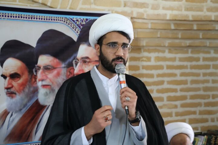 نشست طلاب با مسئولین