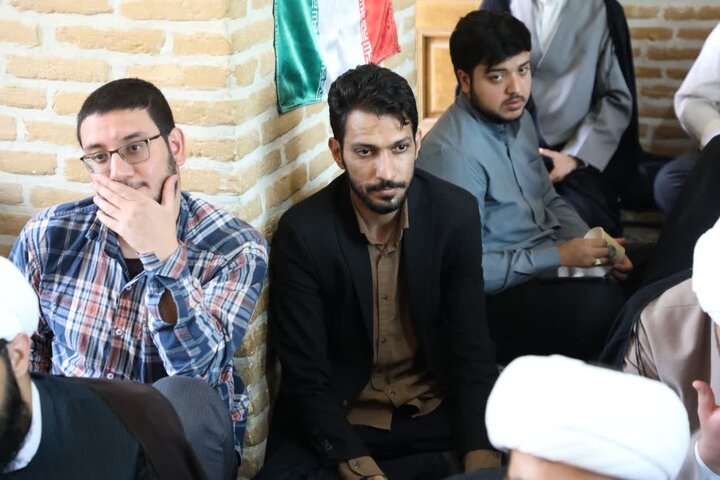 نشست طلاب با مسئولین