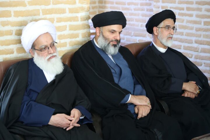 نشست طلاب با مسئولین