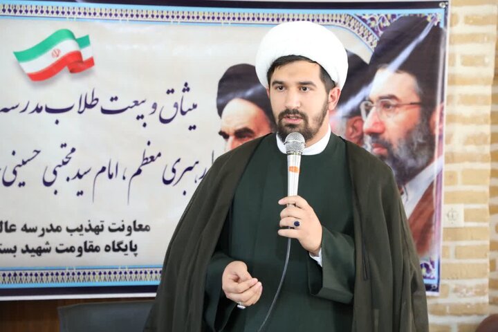 نشست طلاب با مسئولین