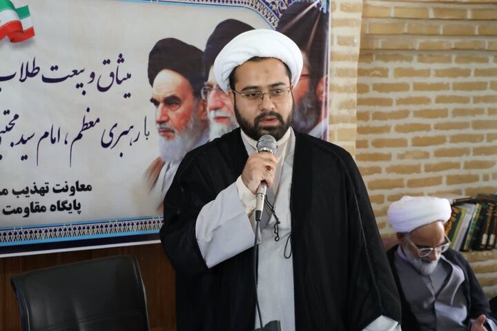 نشست طلاب با مسئولین