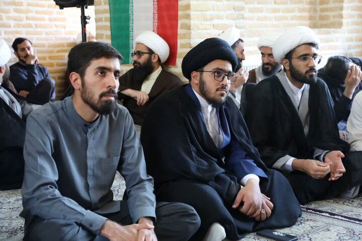 نشست طلاب با مسئولین