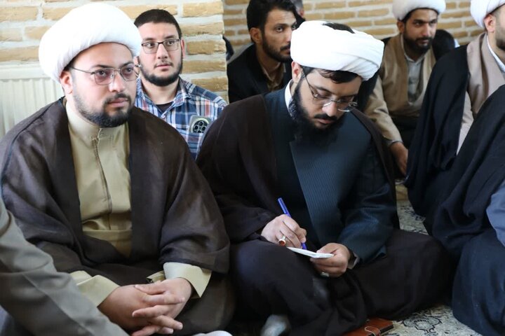 نشست طلاب با مسئولین