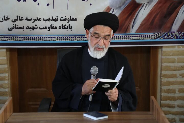 نشست طلاب با مسئولین