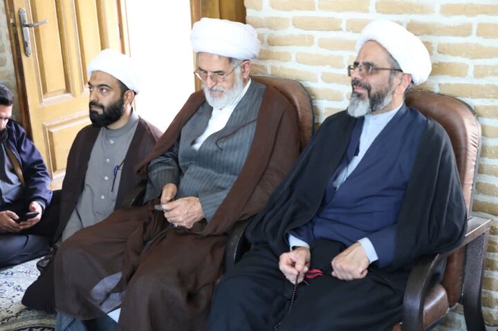 نشست طلاب با مسئولین