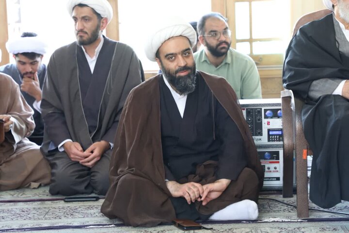 نشست طلاب با مسئولین