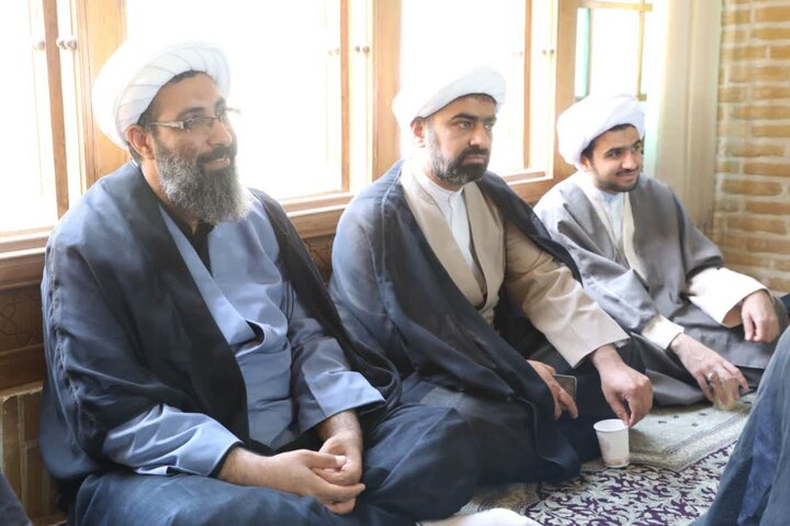 نشست طلاب با مسئولین