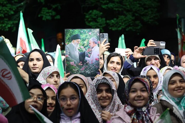 تصاویر/ اجتماع امشب دختران کشوردوست به یاد «جشن فرشته‌ها»