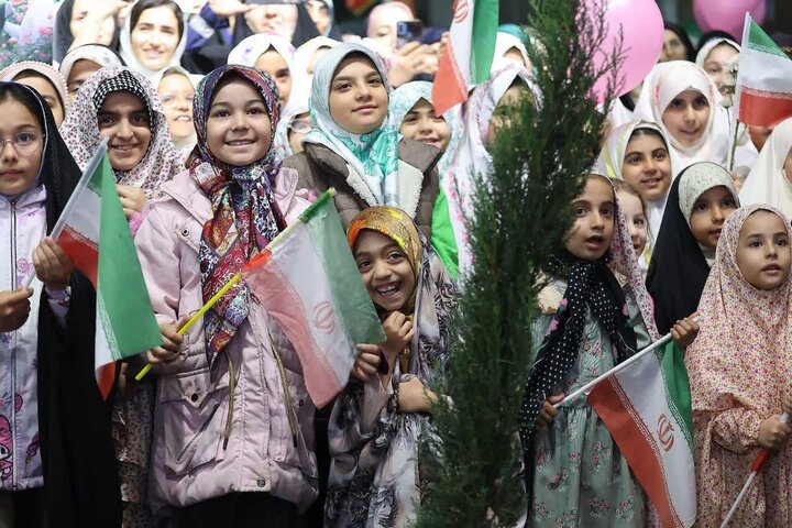 تصاویر/ اجتماع امشب دختران کشوردوست به یاد «جشن فرشته‌ها»