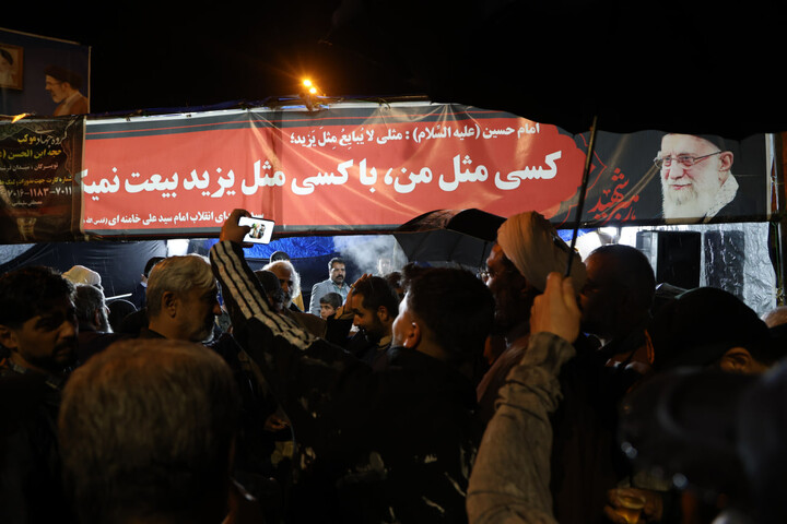 تصاویر / تجمع انقلابی مردم تویسرکان زیر بارش شدید باران