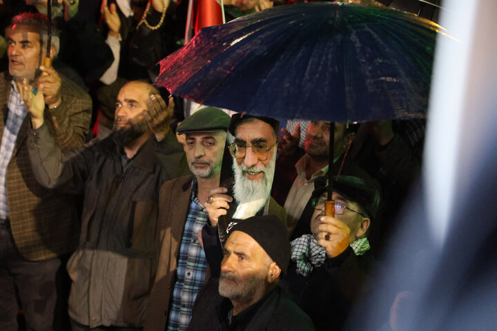 تصاویر / تجمع انقلابی مردم تویسرکان زیر بارش شدید باران