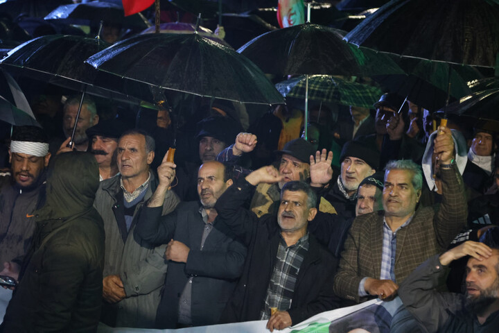 تصاویر / تجمع انقلابی مردم تویسرکان زیر بارش شدید باران