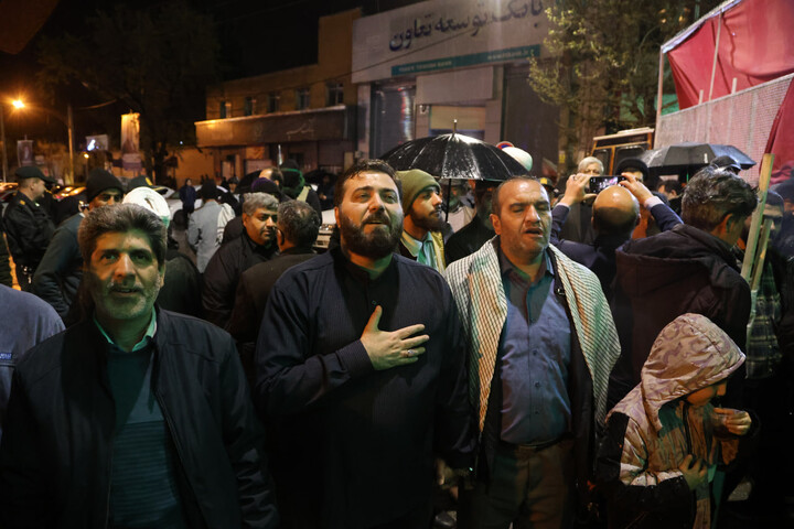 تصاویر / تجمع انقلابی مردم تویسرکان زیر بارش شدید باران