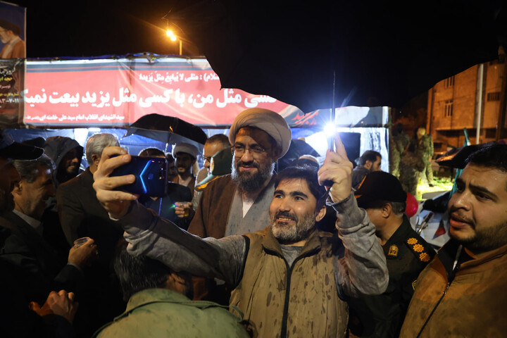 تصاویر / تجمع انقلابی مردم تویسرکان زیر بارش شدید باران