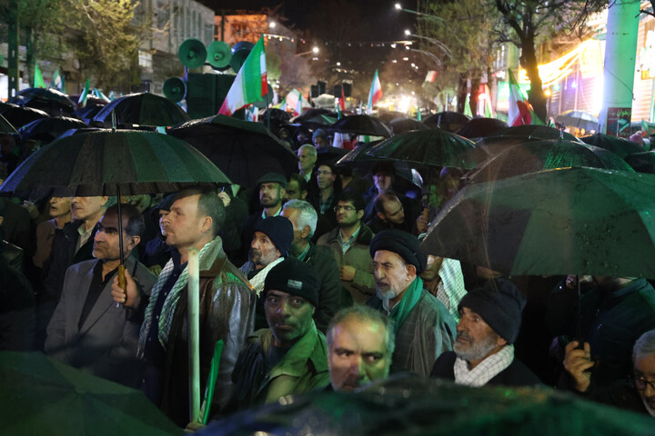 تصاویر / تجمع انقلابی مردم تویسرکان زیر بارش شدید باران