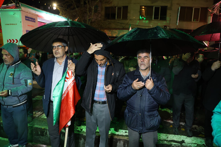 تصاویر / تجمع انقلابی مردم تویسرکان زیر بارش شدید باران