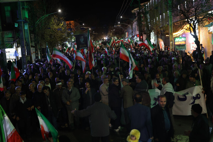 تصاویر / تجمع انقلابی مردم تویسرکان زیر بارش شدید باران