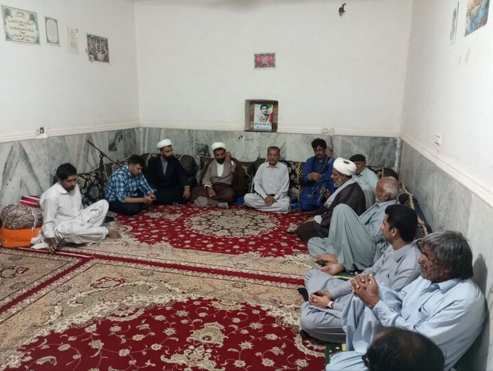 تصاویر/ حضور کادر مدارس علمیه ایرانشهر در منزل شهید سعید چملی از شهدای جنگ رمضان