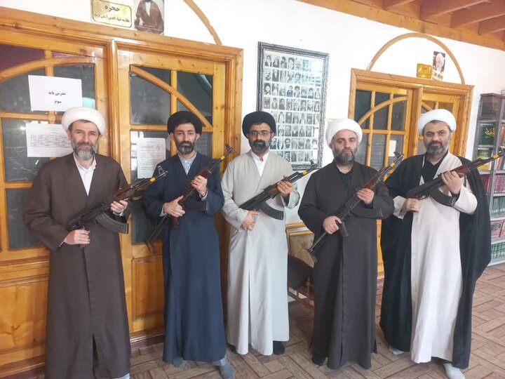تصاویر/ کارگاه آموزشی کار با سلاح، در مدرسه علمیه ابوالحسن (ع) شهرستان آمل