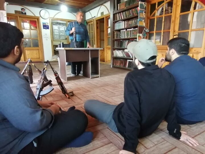 تصاویر/ کارگاه آموزشی کار با سلاح، در مدرسه علمیه ابوالحسن (ع) شهرستان آمل