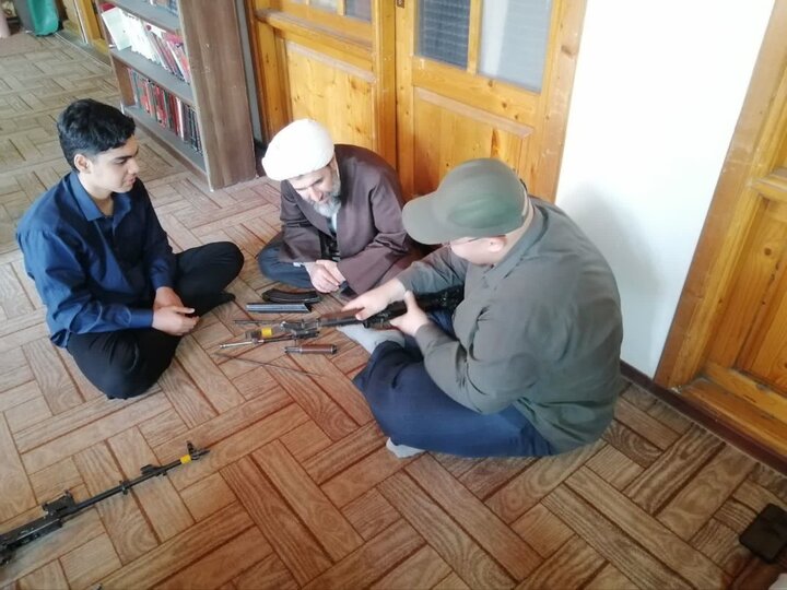 تصاویر/ کارگاه آموزشی کار با سلاح، در مدرسه علمیه ابوالحسن (ع) شهرستان آمل