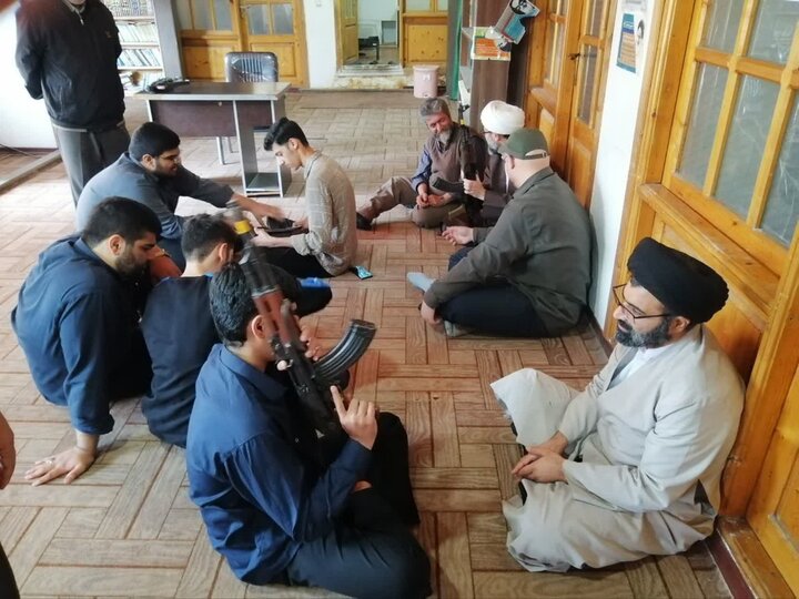 تصاویر/ کارگاه آموزشی کار با سلاح، در مدرسه علمیه ابوالحسن (ع) شهرستان آمل