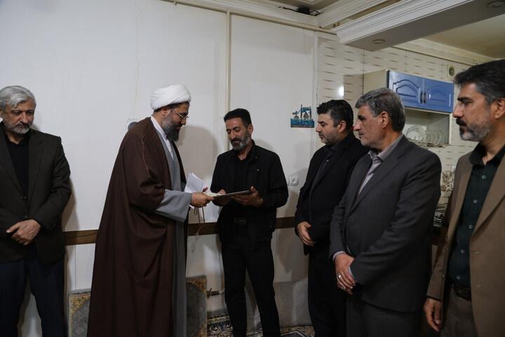 تصاویر / تجلیل نماینده ولی فقیه در استان همدان از شهدای تویسرکانی جنگ رمضان