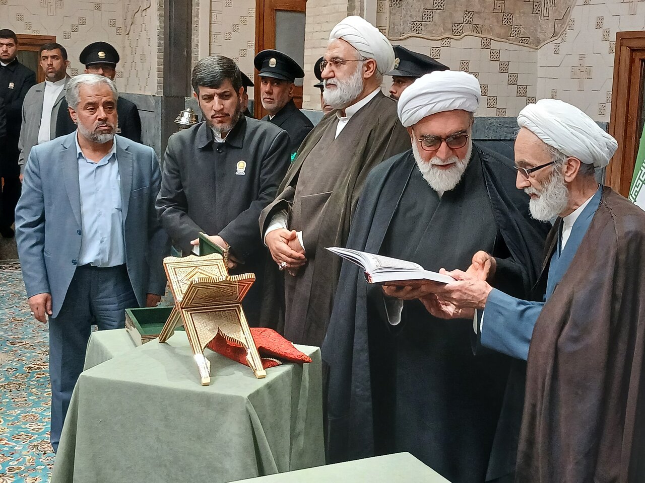 مراسم رونمایی از دستخط رهبر شهید انقلاب بر مصحف شریف قرآن به کتابت «عبدالله رنانی» در دارالقرآن کریم حرم مطهر رضوی