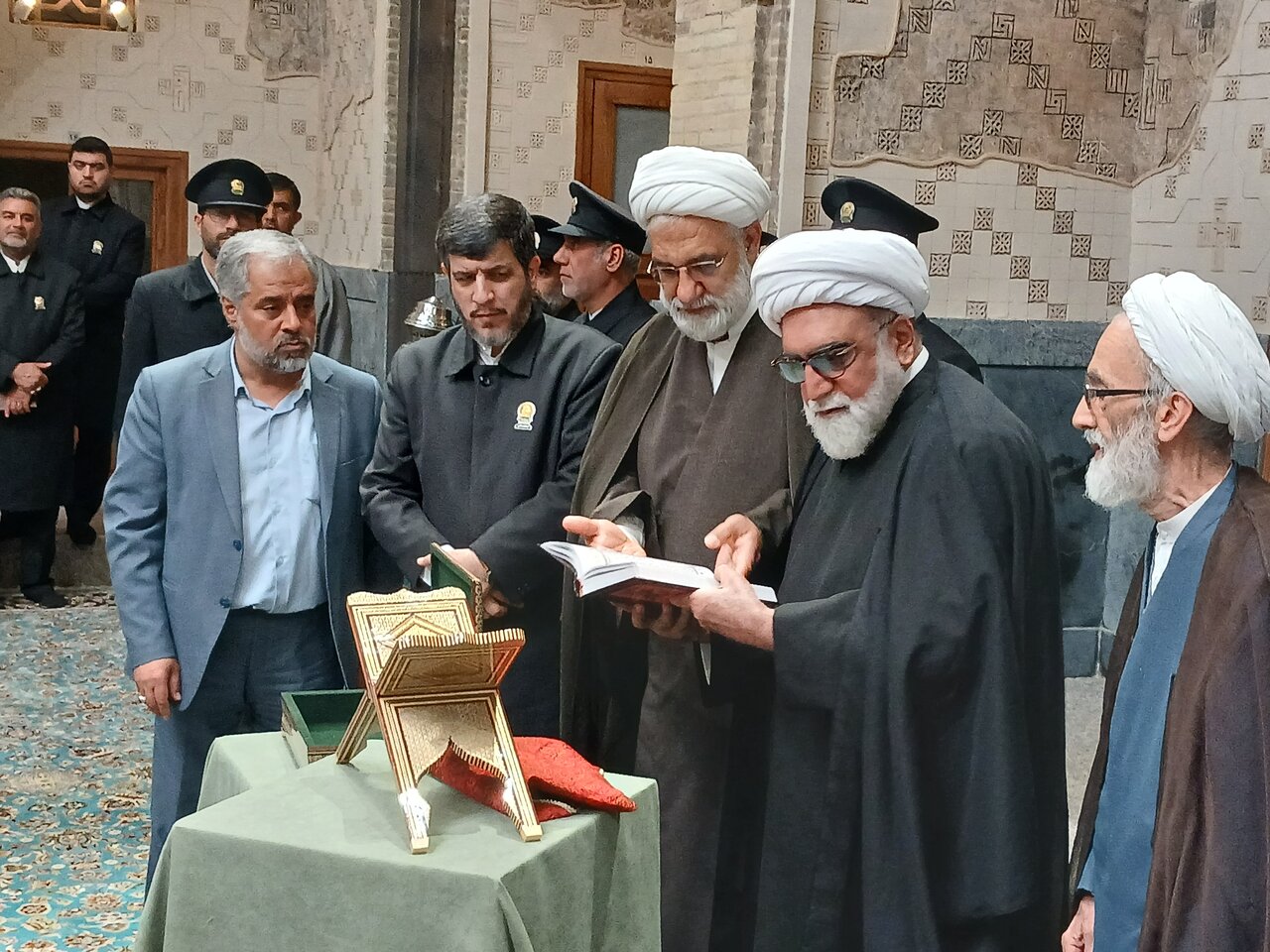 مراسم رونمایی از دستخط رهبر شهید انقلاب بر مصحف شریف قرآن به کتابت «عبدالله رنانی» در دارالقرآن کریم حرم مطهر رضوی