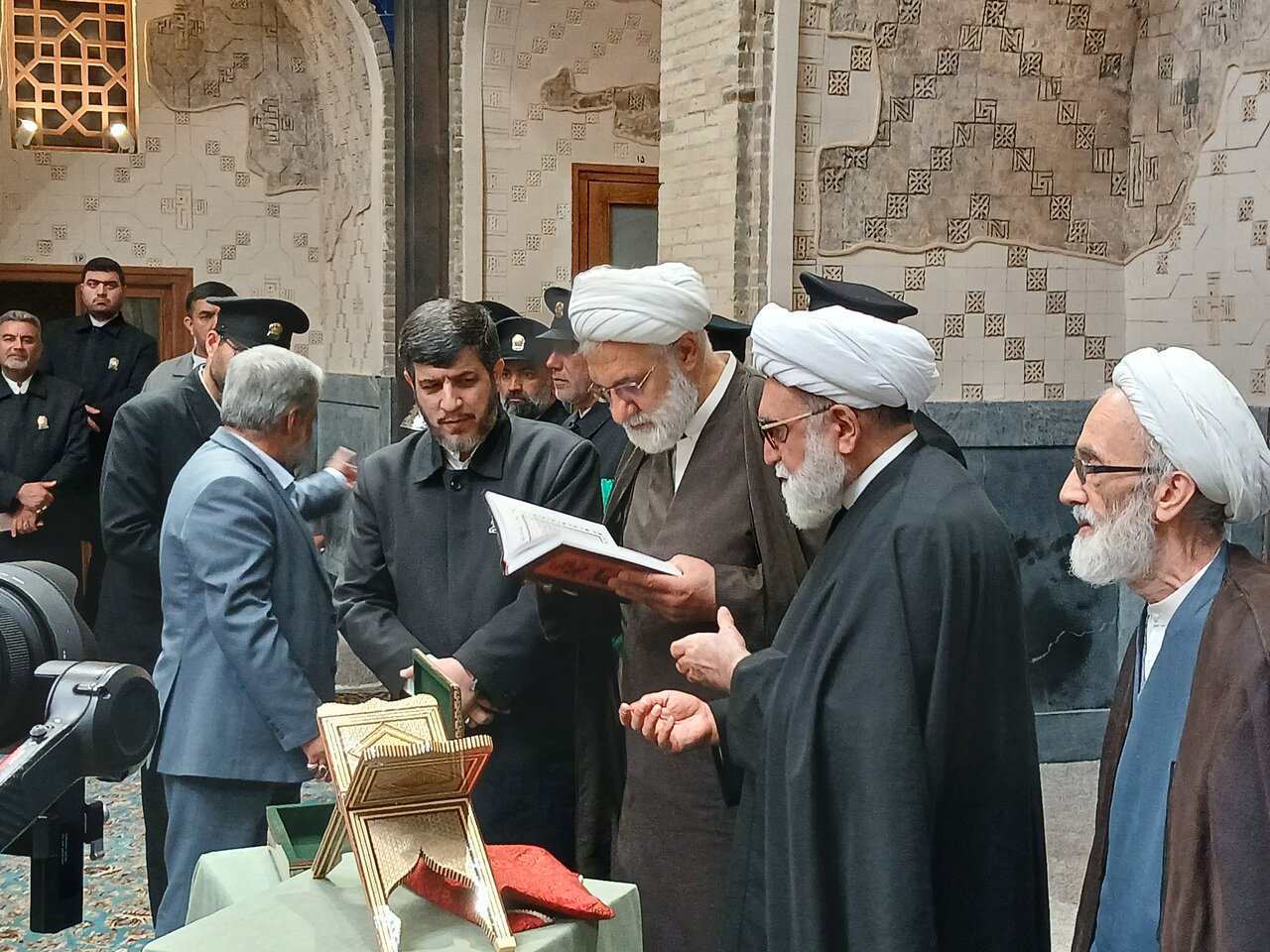 مراسم رونمایی از دستخط رهبر شهید انقلاب بر مصحف شریف قرآن به کتابت «عبدالله رنانی» در دارالقرآن کریم حرم مطهر رضوی