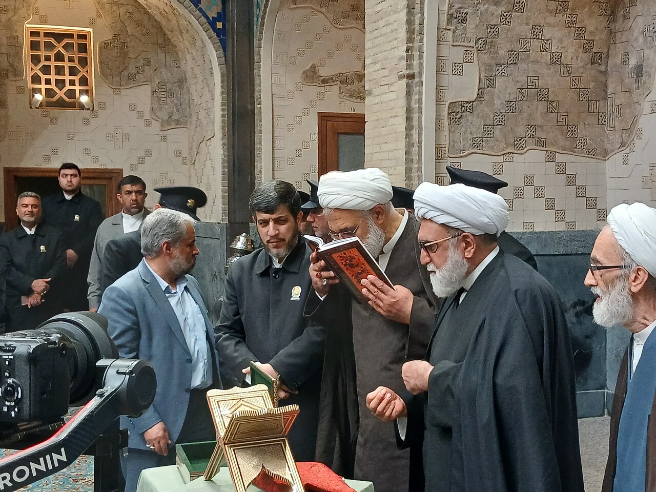 مراسم رونمایی از دستخط رهبر شهید انقلاب بر مصحف شریف قرآن به کتابت «عبدالله رنانی» در دارالقرآن کریم حرم مطهر رضوی