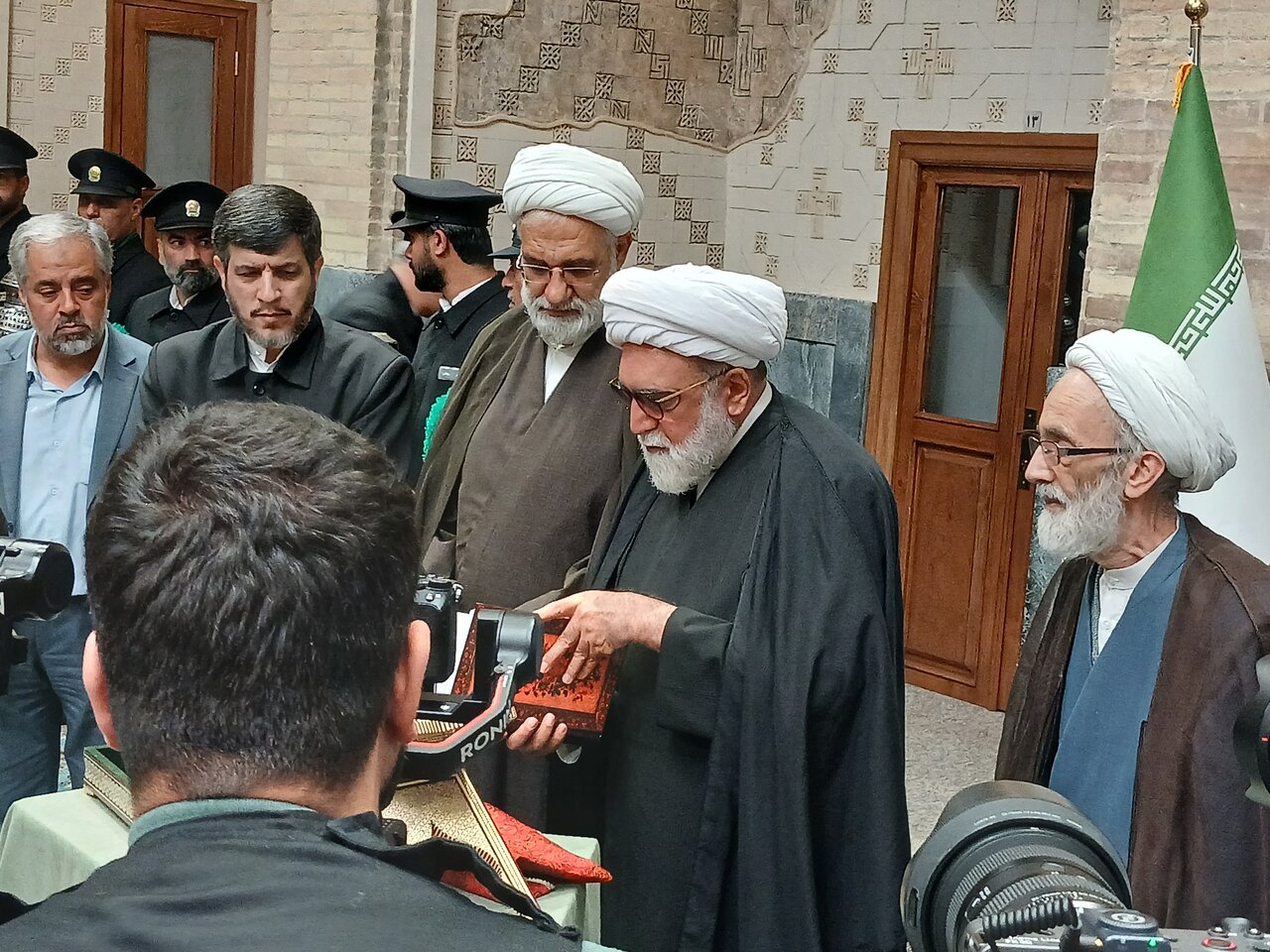 مراسم رونمایی از دستخط رهبر شهید انقلاب بر مصحف شریف قرآن به کتابت «عبدالله رنانی» در دارالقرآن کریم حرم مطهر رضوی