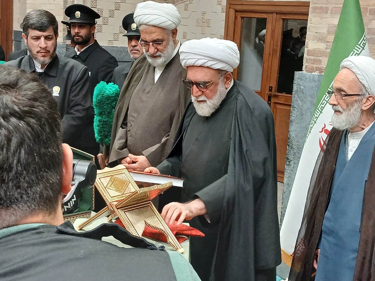مراسم رونمایی از دستخط رهبر شهید انقلاب بر مصحف شریف قرآن به کتابت «عبدالله رنانی» در دارالقرآن کریم حرم مطهر رضوی