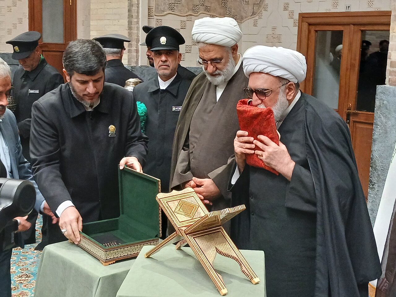 مراسم رونمایی از دستخط رهبر شهید انقلاب بر مصحف شریف قرآن به کتابت «عبدالله رنانی» در دارالقرآن کریم حرم مطهر رضوی