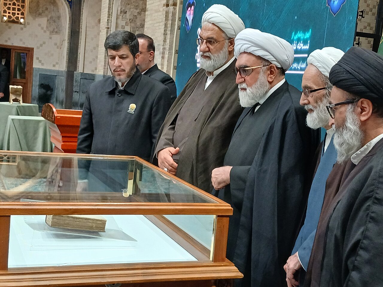 مراسم رونمایی از دستخط رهبر شهید انقلاب بر مصحف شریف قرآن به کتابت «عبدالله رنانی» در دارالقرآن کریم حرم مطهر رضوی