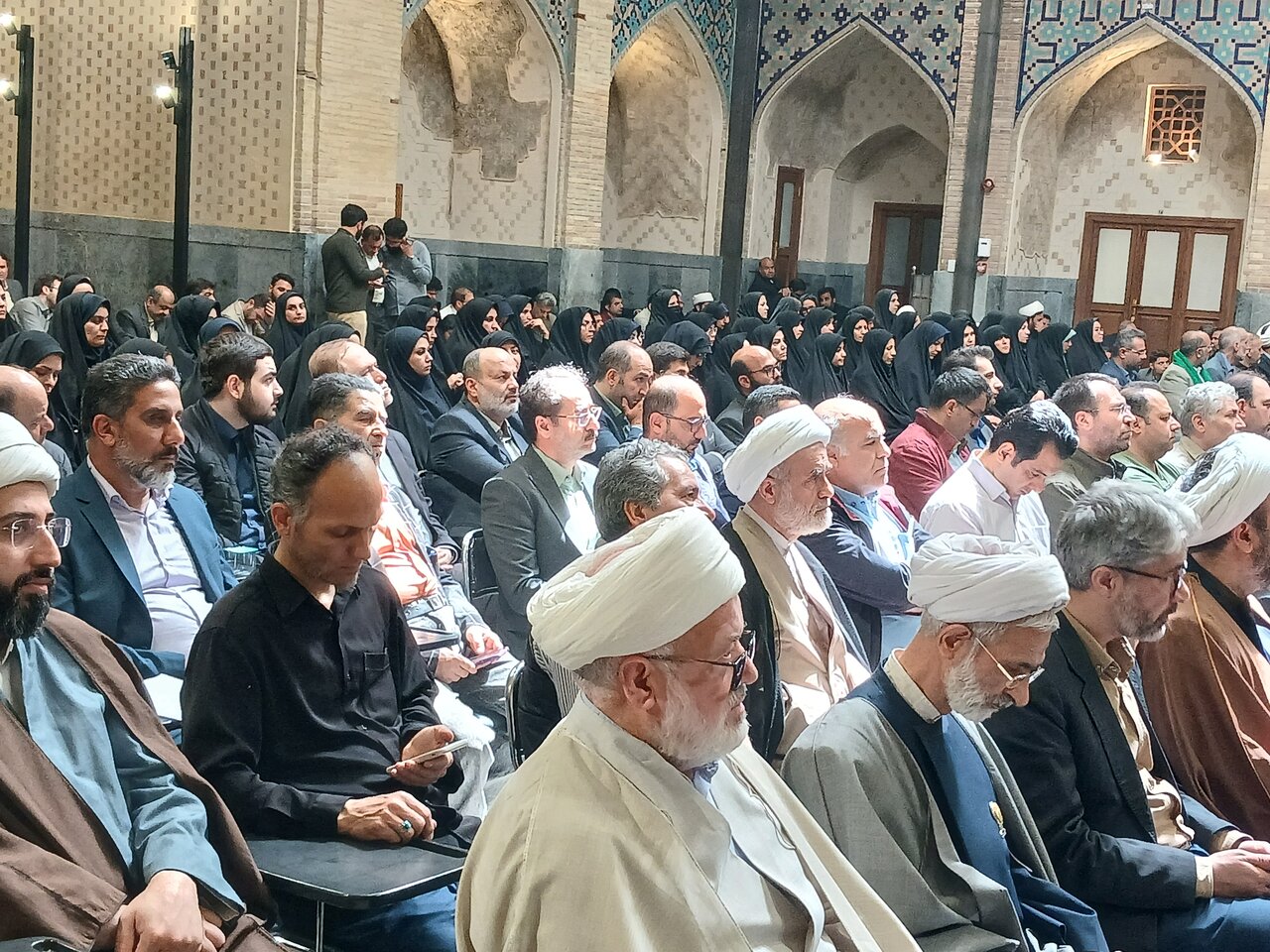 مراسم رونمایی از دستخط رهبر شهید انقلاب بر مصحف شریف قرآن به کتابت «عبدالله رنانی» در دارالقرآن کریم حرم مطهر رضوی