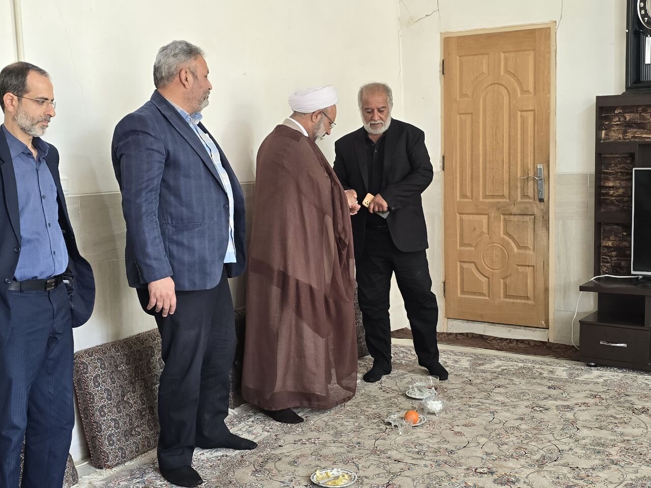 تصاویر/ حضور مدیر حوزه علمیه خواهران یزد در بیت شهید «محمد دهقان دهنوی»