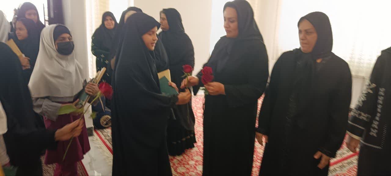 ویژه‌برنامه روز دختر که با حضور دانش‌آموزان در منزل معلم شهیده پوران قلی‌پور برگزار شد