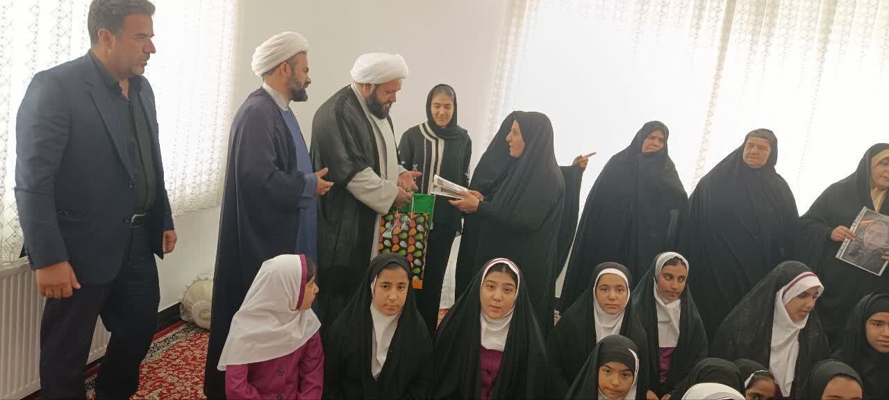 ویژه‌برنامه روز دختر که با حضور دانش‌آموزان در منزل معلم شهیده پوران قلی‌پور برگزار شد