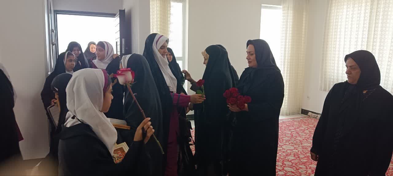 ویژه‌برنامه روز دختر که با حضور دانش‌آموزان در منزل معلم شهیده پوران قلی‌پور برگزار شد