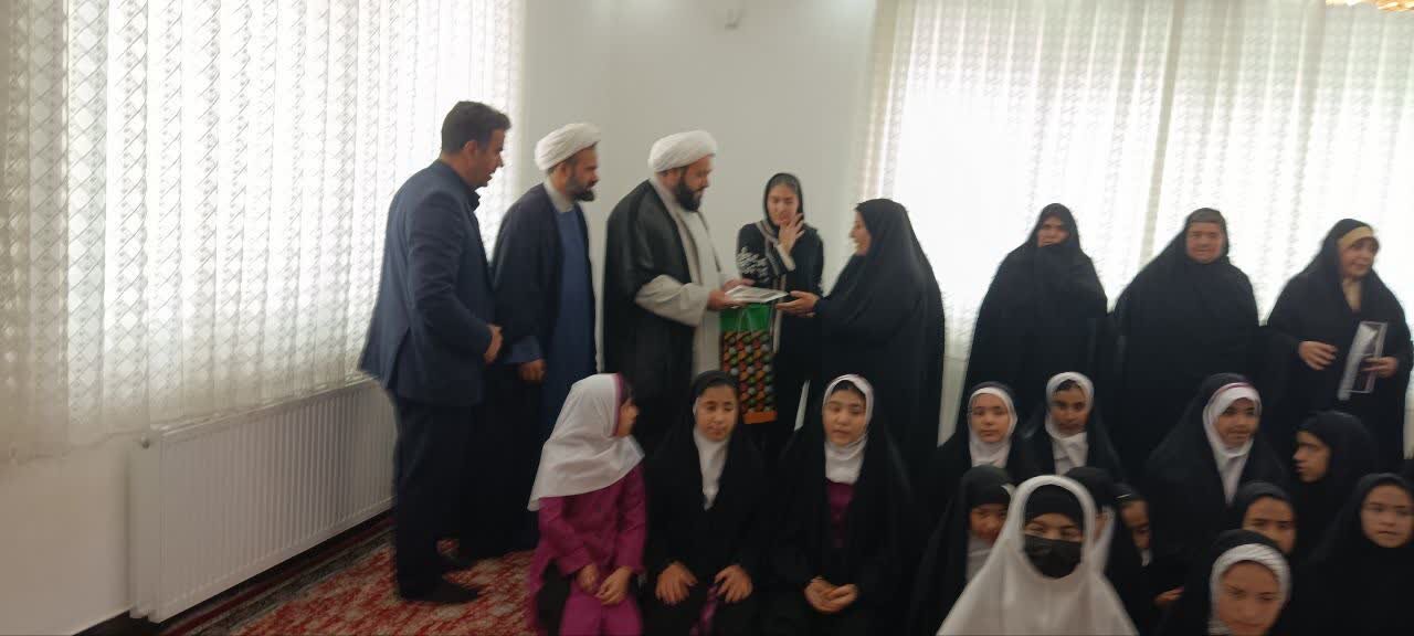 ویژه‌برنامه روز دختر که با حضور دانش‌آموزان در منزل معلم شهیده پوران قلی‌پور برگزار شد