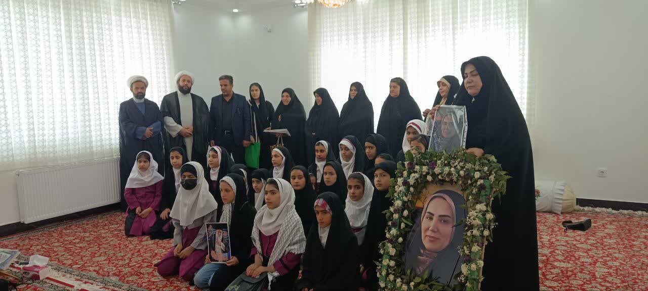 ویژه‌برنامه روز دختر که با حضور دانش‌آموزان در منزل معلم شهیده پوران قلی‌پور برگزار شد