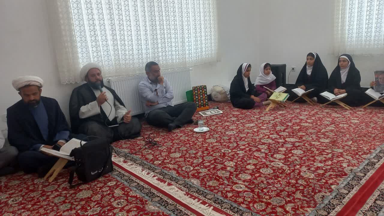 ویژه‌برنامه روز دختر که با حضور دانش‌آموزان در منزل معلم شهیده پوران قلی‌پور برگزار شد